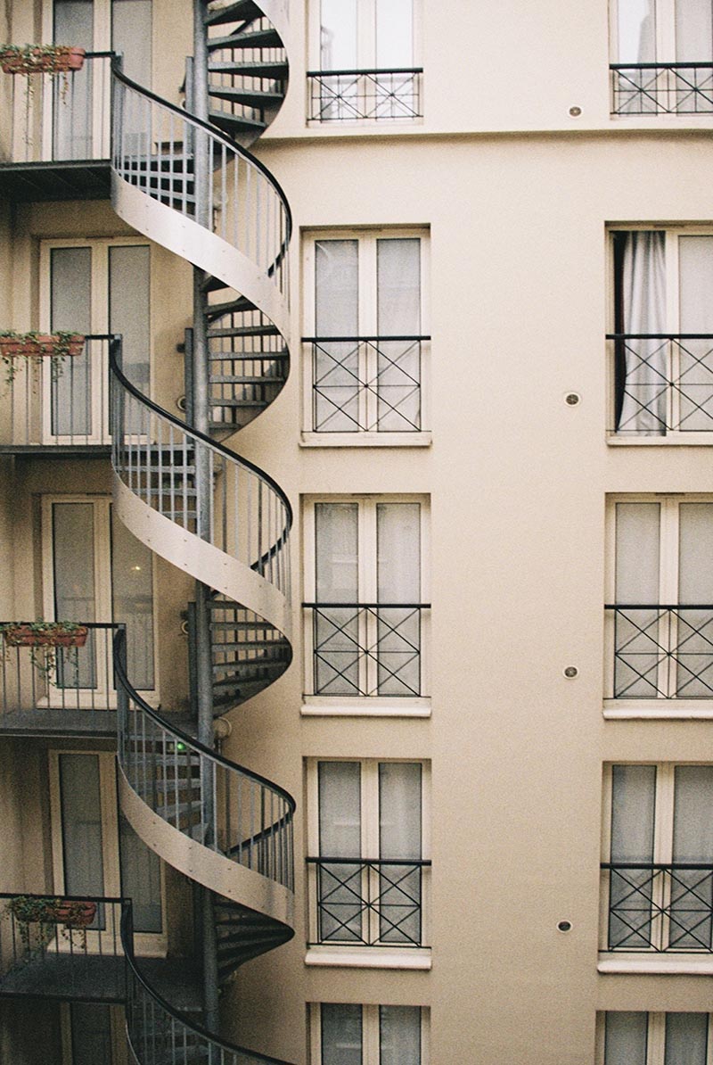 retrouve-moi dans l'escalier (meet me on the staircase)