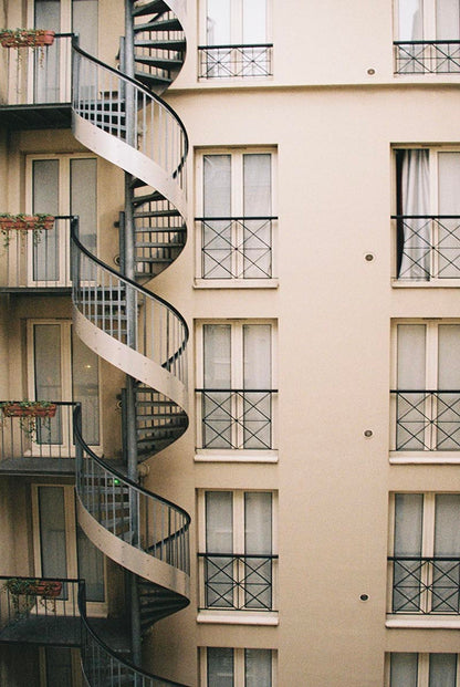 retrouve-moi dans l'escalier (meet me on the staircase)